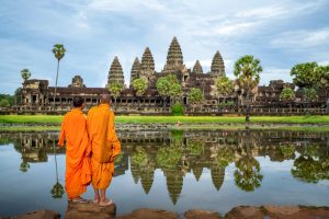 Mönch blickt auf Angkor Wat in Siem Reap