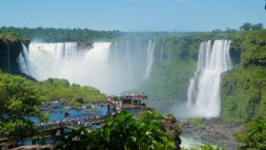Aussichtsplattform mit Besuchern vor den Iguazú-Wasserfällen und dichtem Wassernebel