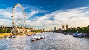 London Eye an der Themse mit Westminster Bridge, Elizabeth Tower und Houses of Parliament