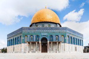 The photo shows the Dome of the Rock (Qubbat aṣ-Ṣaḵra) in Jerusalem, Israel.