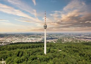 Fernsehturm Stuttgart über grünem Wald mit weitem Blick auf die Stadt und den Himmel