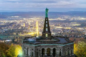 Herkules-Monument als Wahrzeichen von Kassel mit der Stadt Kassel im Hintergrund